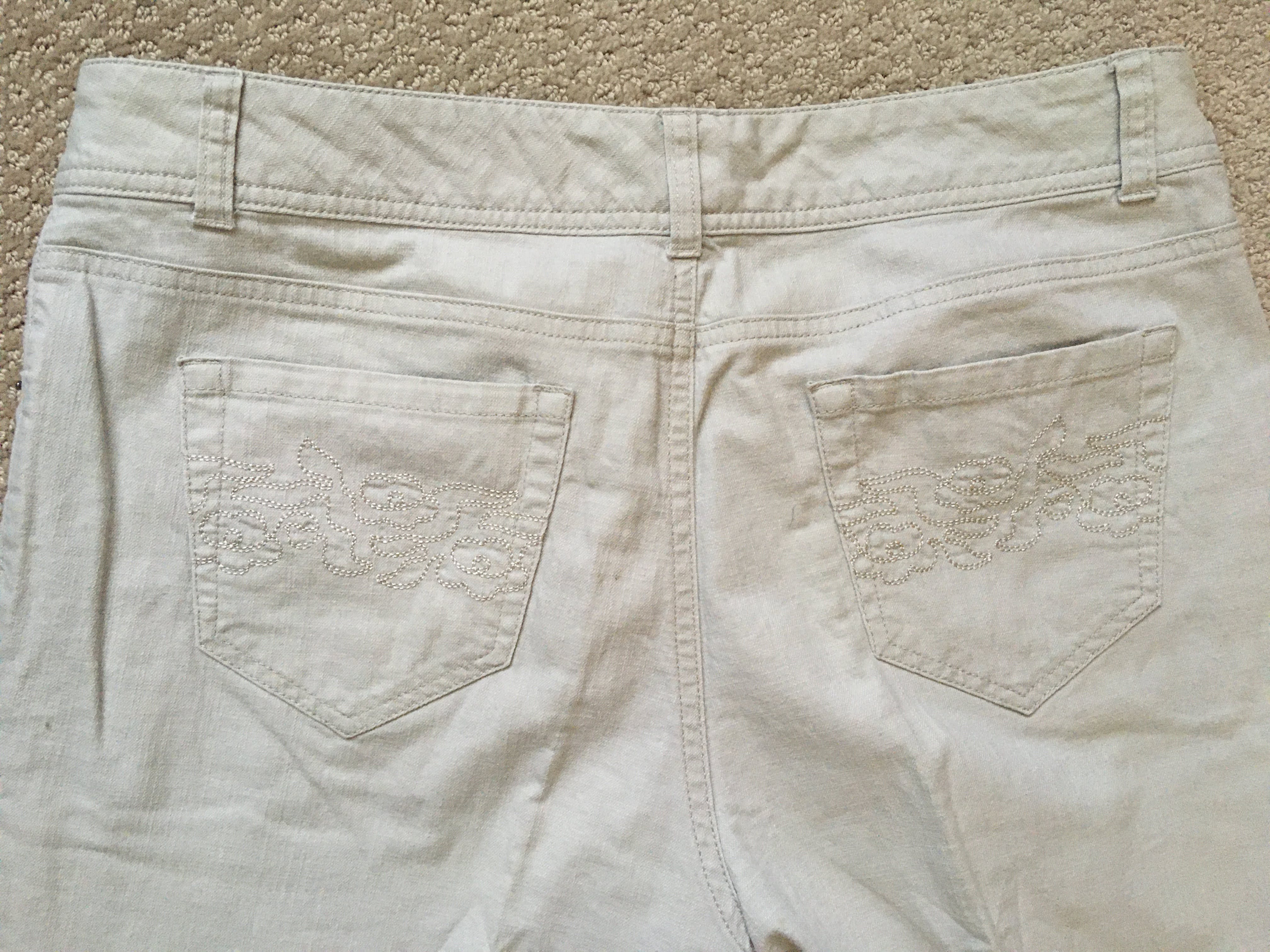 Ladies Nike Double-Zip Khaki Capri Pants- Size 8/10 – Refa's Thrift Closet